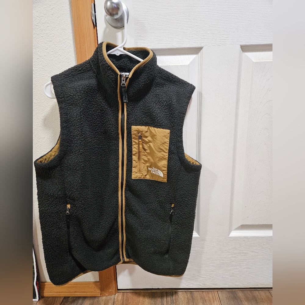 Men's medium Black and tan North Face fleece vest